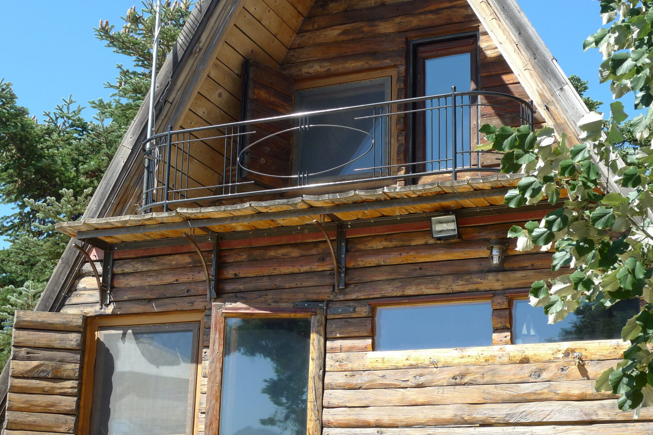 Ξύλινο σπίτι στο βουνό