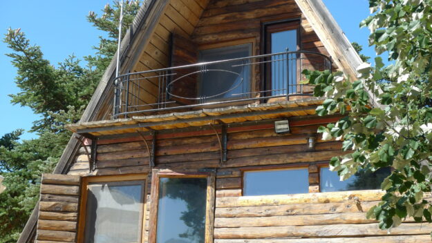 Ξύλινο σπίτι στο βουνό